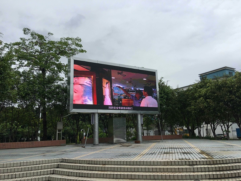 如何使用電腦連接遠(yuǎn)程控制室外LED顯示屏系統(tǒng)？